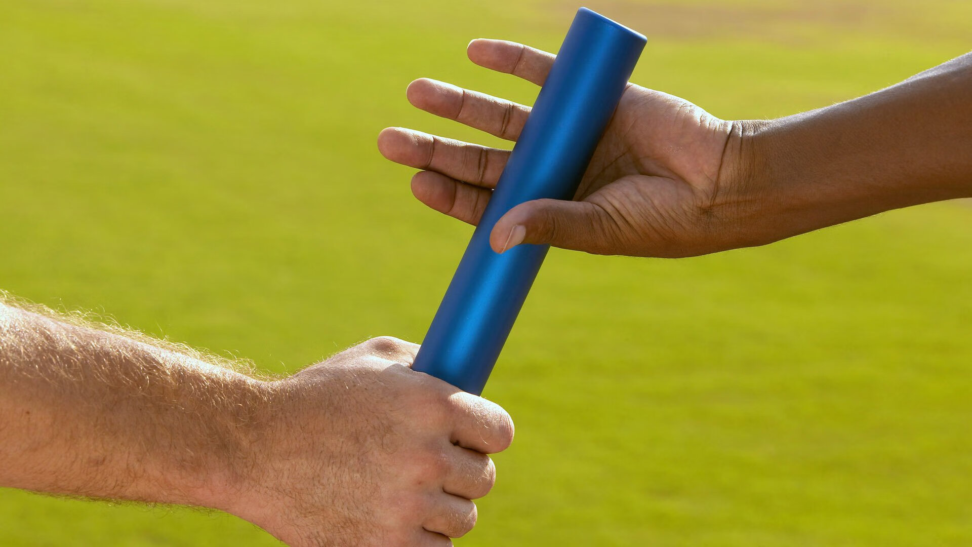 开云体育登录-赛道与绿茵的交响，当F1争冠战火遇上巴萨的喀麦隆硬仗