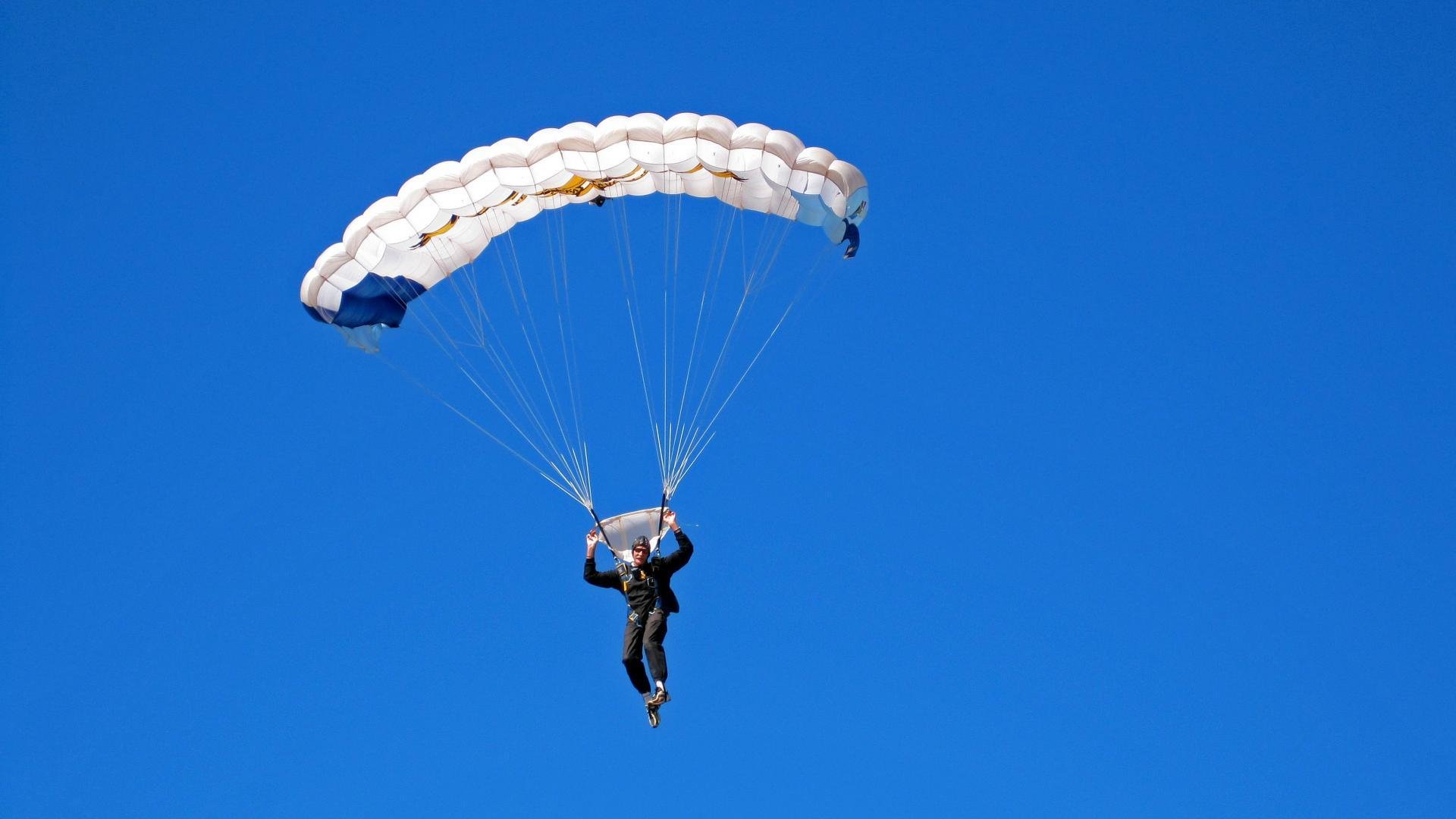 引擎撕裂夜幕，福登在街道画布上拉开光的差距